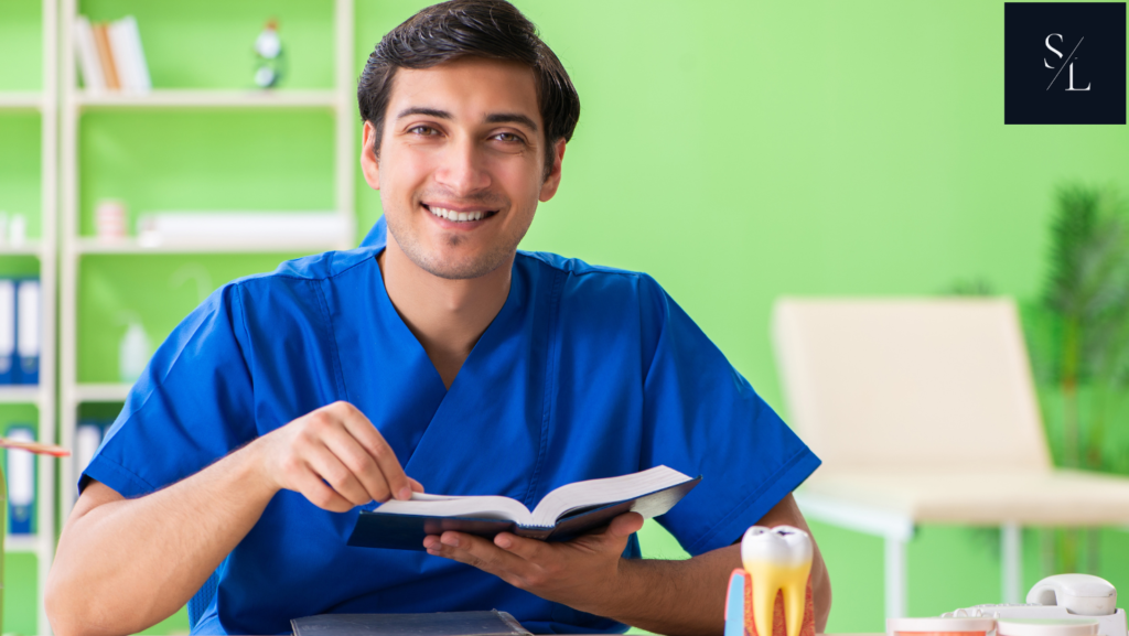 estudiante de odontología leyendo libros esenciales